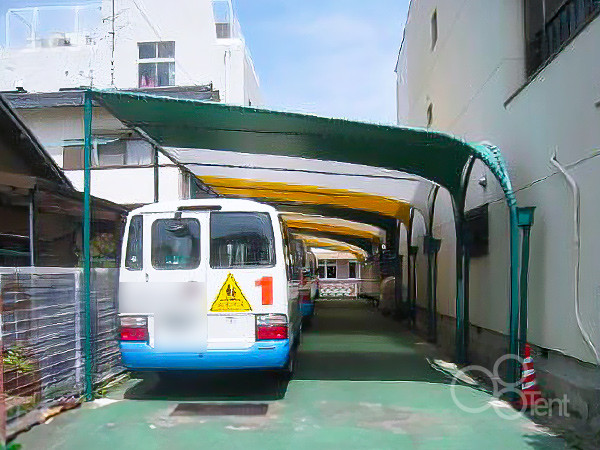 幼稚園バス駐車スペースに駐車場屋根テントを施工