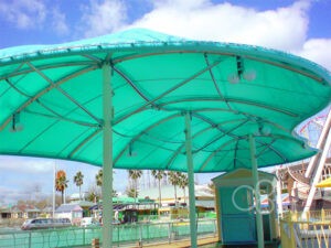 変形型の休憩用屋根テントを遊園地に施工