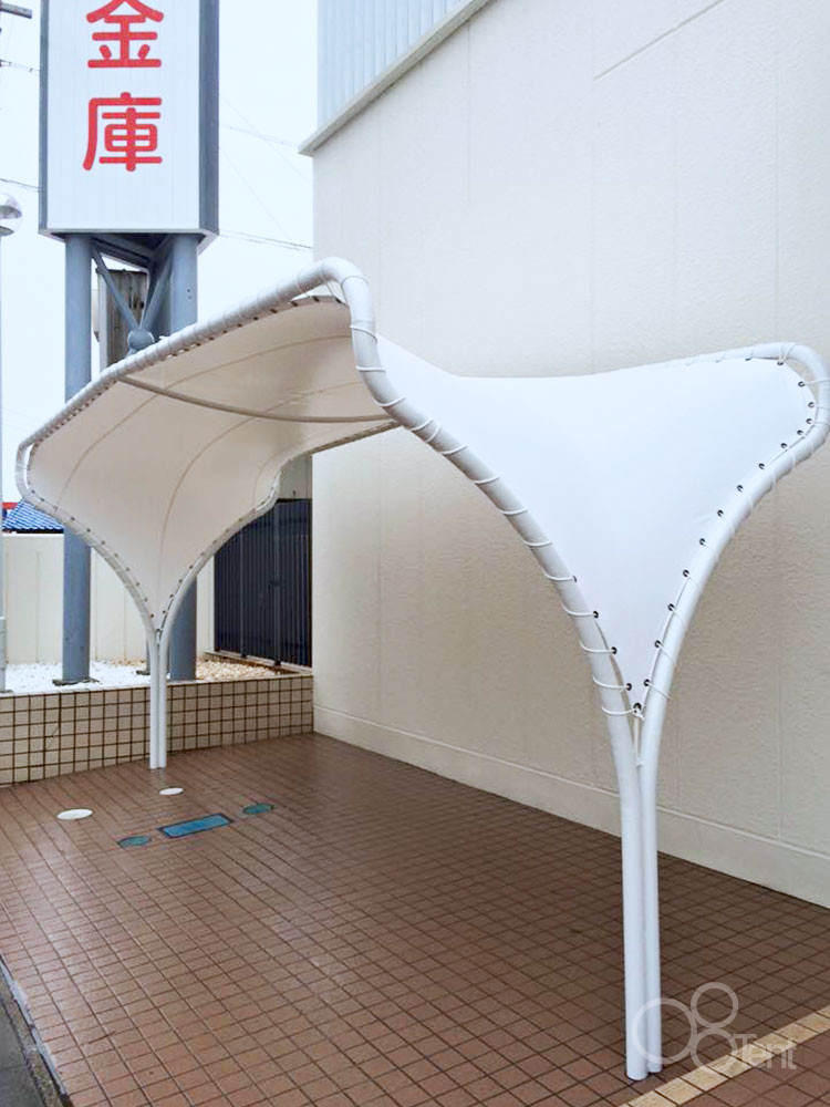 変形デザインの駐輪場屋根テントを金融機関に施工｜愛知県豊田市