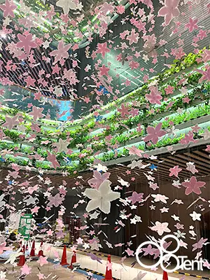 吹き抜けを生かした「桜の装飾」03