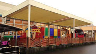 スーパーマーケットに併設された遊び場の開閉テント｜静岡県