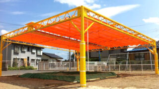 開閉テントを幼稚園の砂場スペースに施工｜柱クッションで安心｜茨城県
