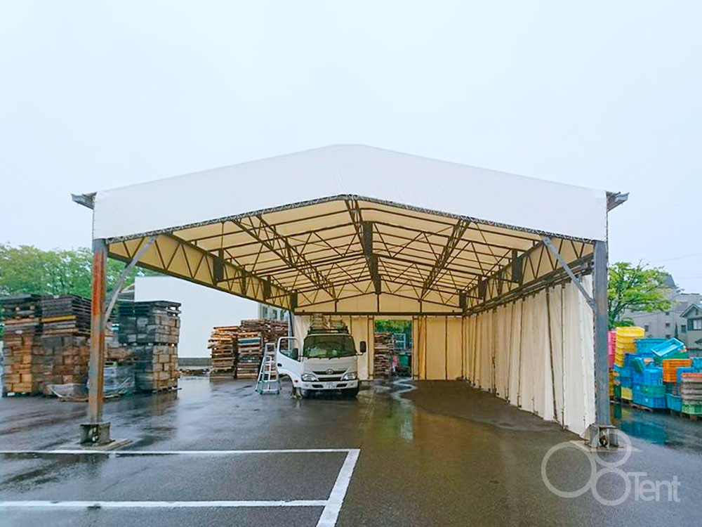 工場の敷地内に設置した大型のキャスターテント