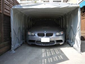 BMWがすっぽり収まるアコーディオンガレージ｜伸縮可能な簡易車庫