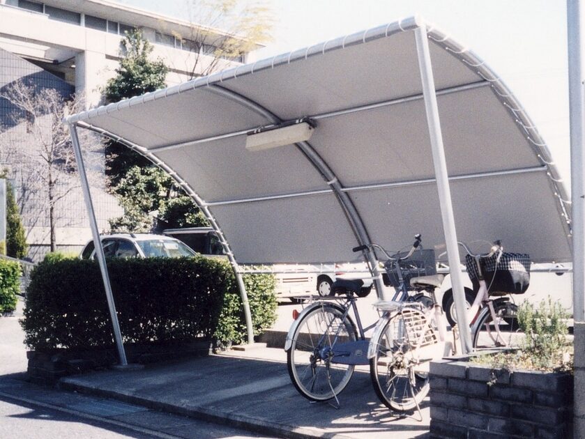 マンション自転車置き場にスタイリッシュな駐輪場屋根テントを新設