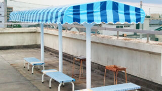 プールサイド用テント屋根を施工｜青色×水色のストライプ柄