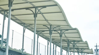 波型のプールサイド用テント屋根を施工