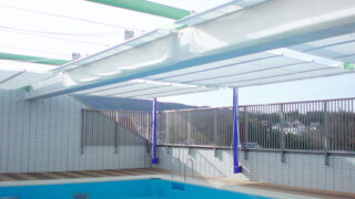 可動式プールシェードを保育園屋上・幼児プールに施工｜プール全体の日よけ