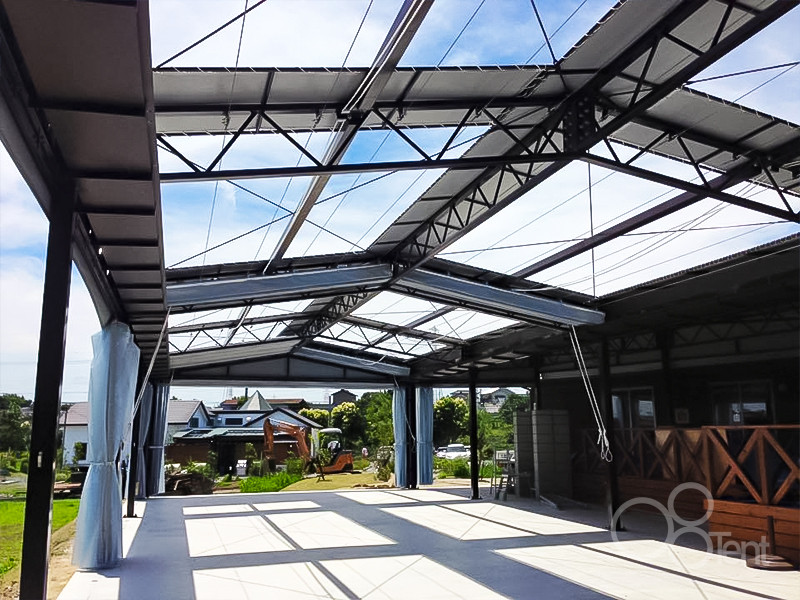 大型開閉式テント屋根+芯材カーテンを屋外バーベキュー場に施工