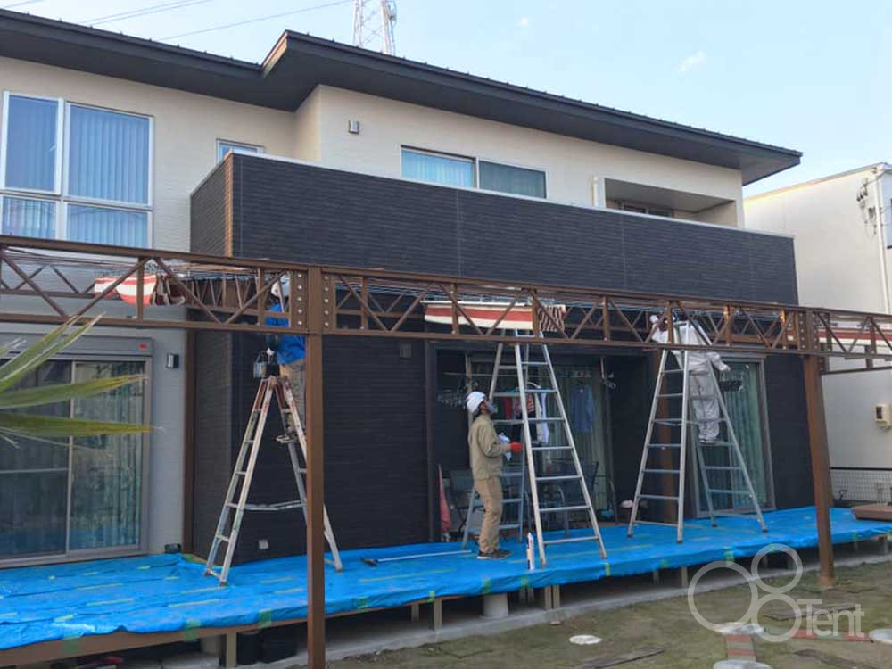 屋根開閉式日よけテントの施工中