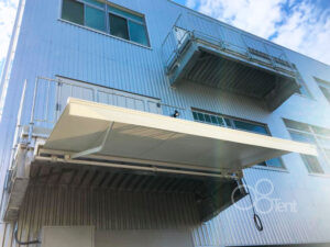 オーニングをメーカー工場・搬入口に施工｜神奈川県平塚市