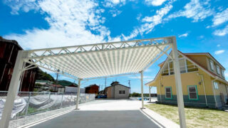 ボーダー柄の開閉式テントを工務店様敷地内に施工｜愛知県名古屋市