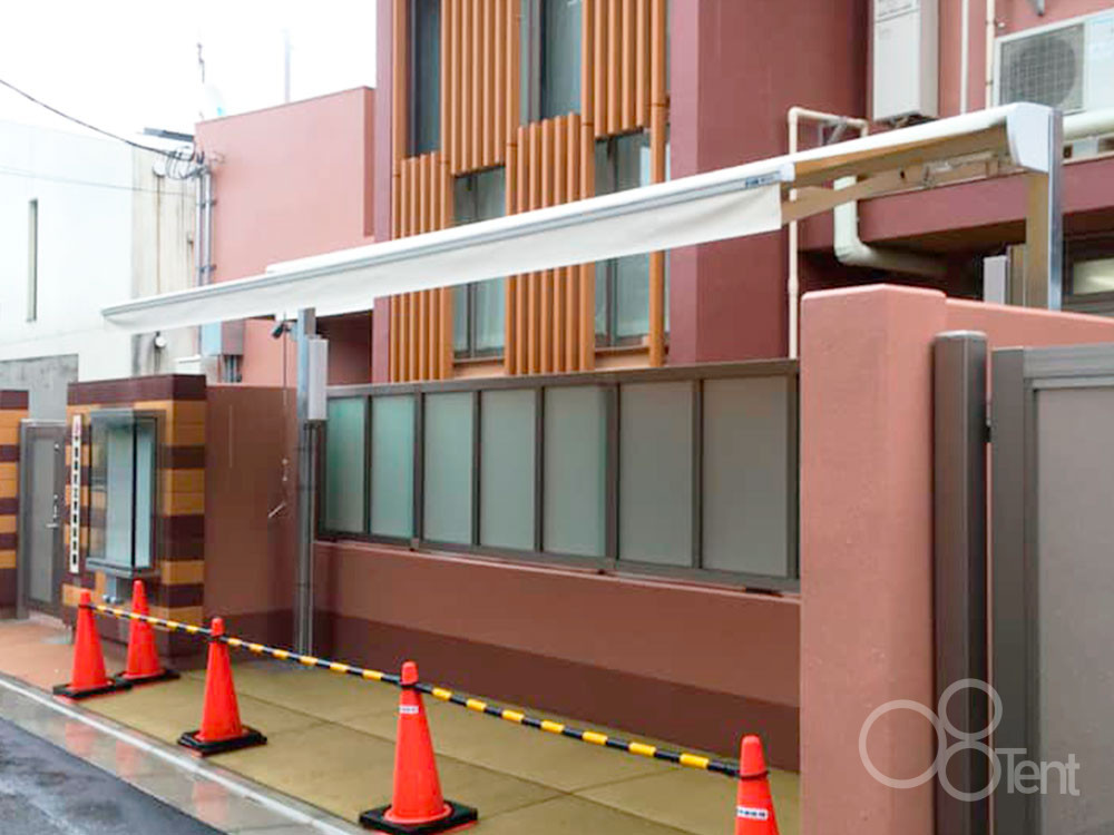 独立型オーニングを保育園・駐輪場の雨よけ用に施工