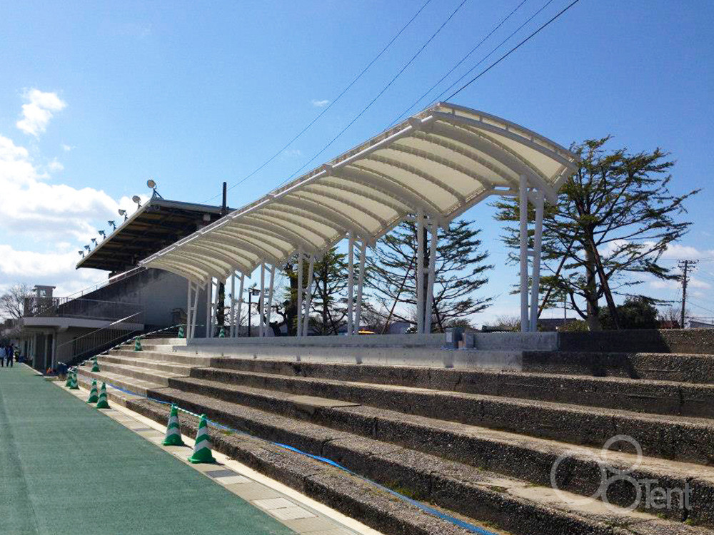 陸上競技場に休憩用テント屋根を施工｜石川県小松市