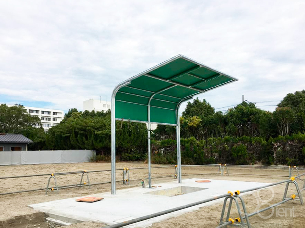 片持ち型の休憩所テント屋根を競馬場へ施工
