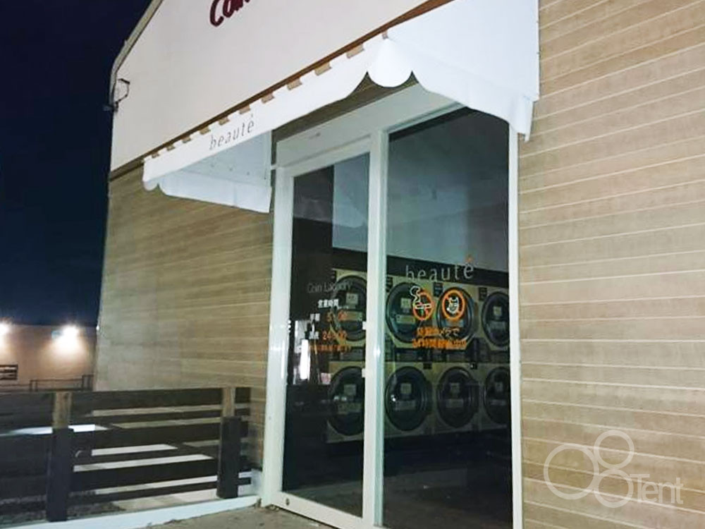 ストライプ柄の店舗用テントをコインランドリーに施工｜愛知県名古屋市