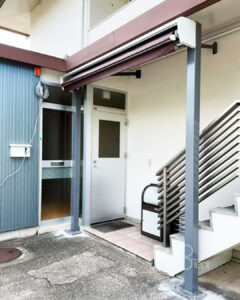門型オーニング（独立型オーニング）を診療所に施工｜愛知県豊田市