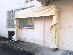 特注ジャバラテントを屋外通路に設置｜岐阜県岐阜市
