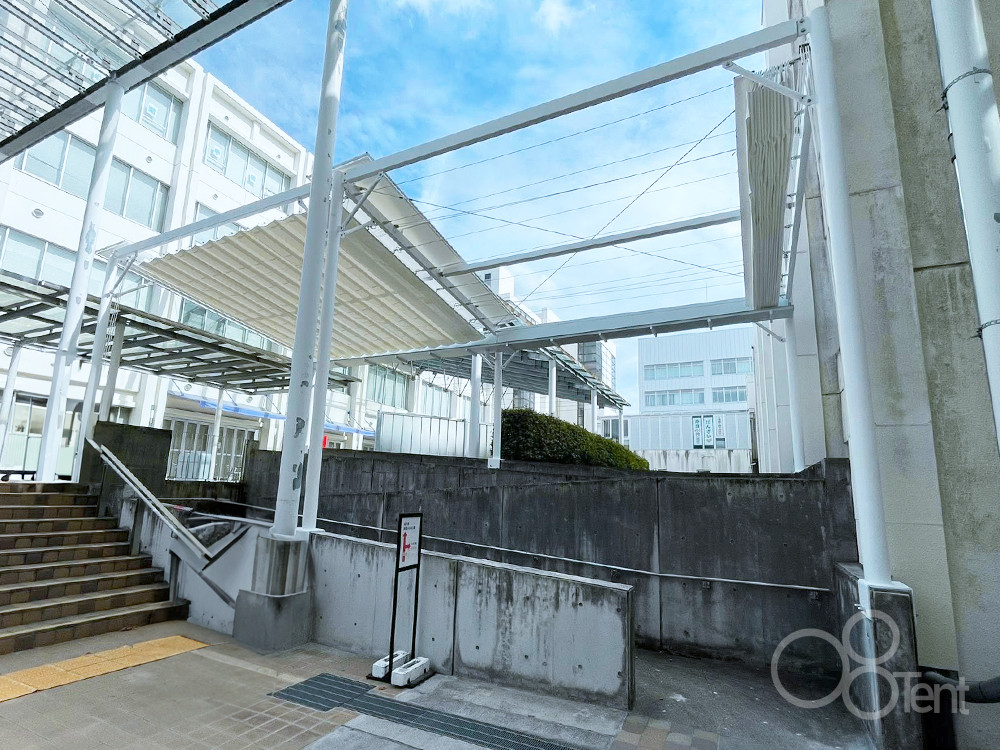 開閉テントを大学構内・屋外スロープ通路の雨よけとして施工