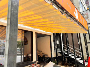 開閉式テントを店舗前に施工