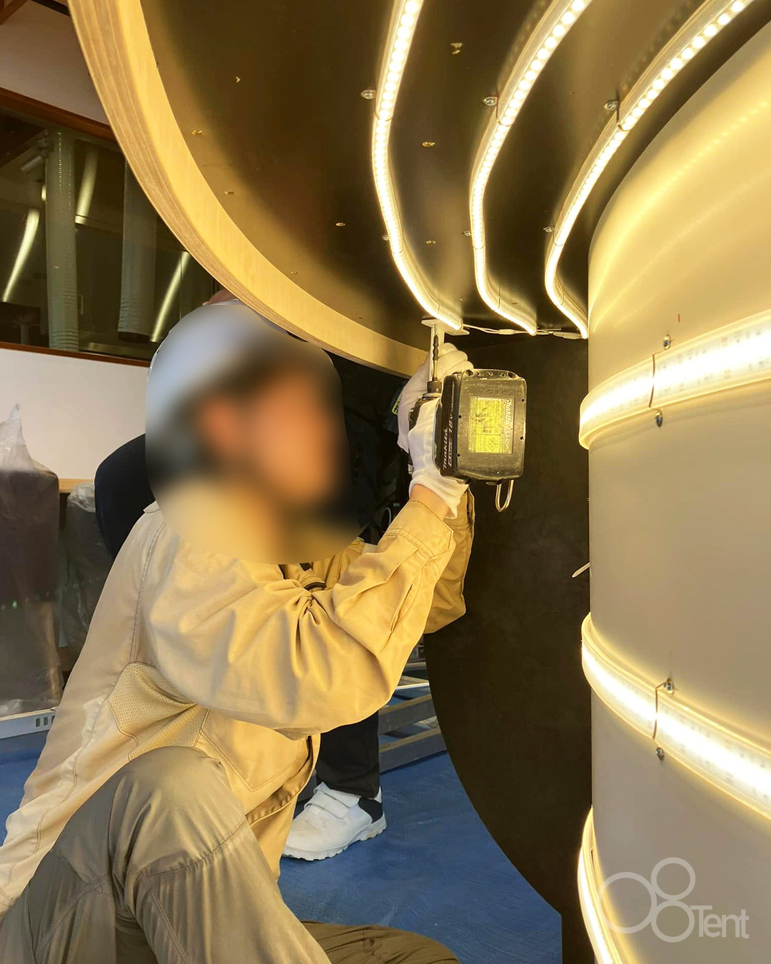 行灯テントの内照ライトを調整中