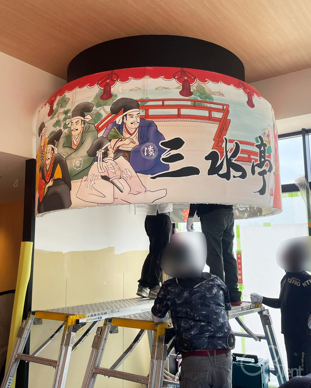 行灯テント傘部分を取り付けている様子