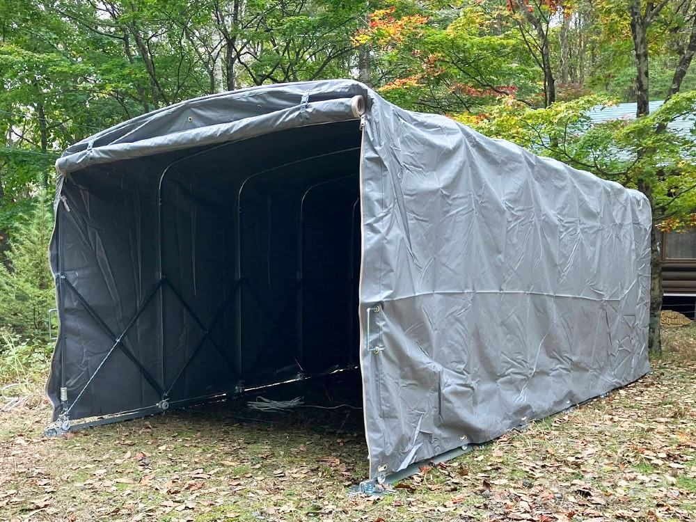 グレー色のアコーディオンガレージ