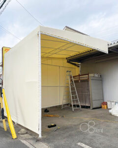 片流れ屋根の荷捌きテント（側面あり）のシート張替え