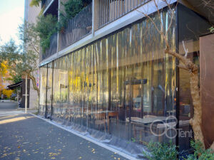 テラス席の寒さ対策でクリアカーテンを施工|東京都渋谷区