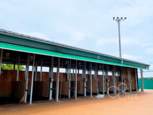 競馬場・馬房に日よけ用の庇テントを施工｜愛知県