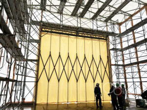 屋外用スライドカーテンをごみ処理場施設の間仕切りとして施工