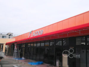 スーパーマーケットエントランスに店舗用テントを施工