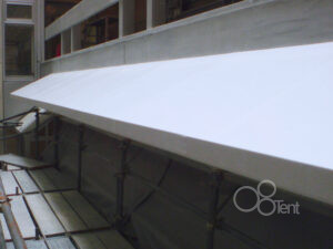 高校校舎に庇テントを施工|愛知県