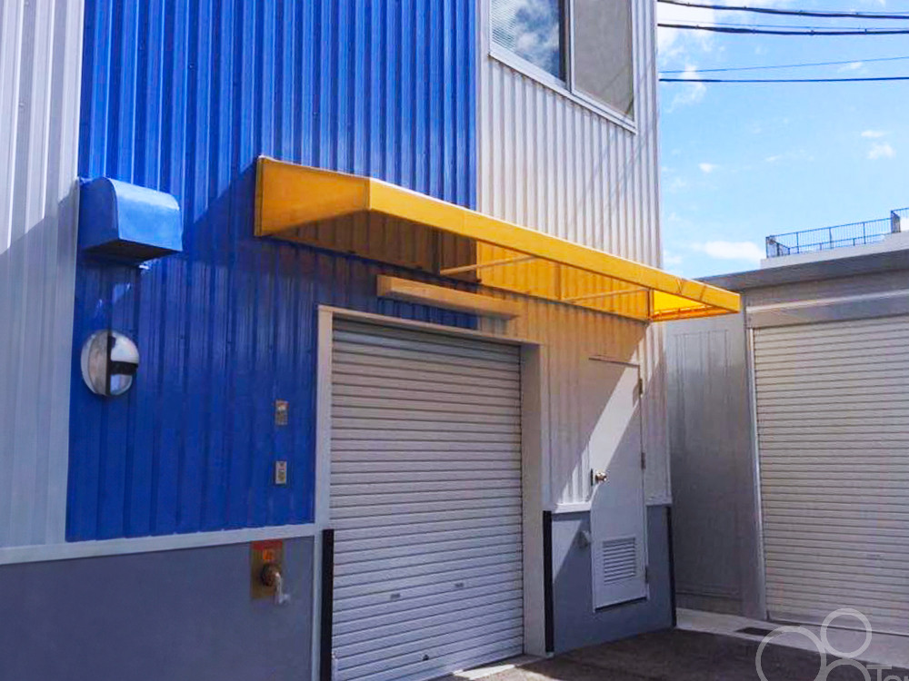 シャッター上の庇テントのシート張替え