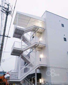 階段用雨よけテントをマンション外階段に施工