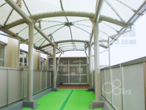 通路テント屋根を集合住宅エリアに施工