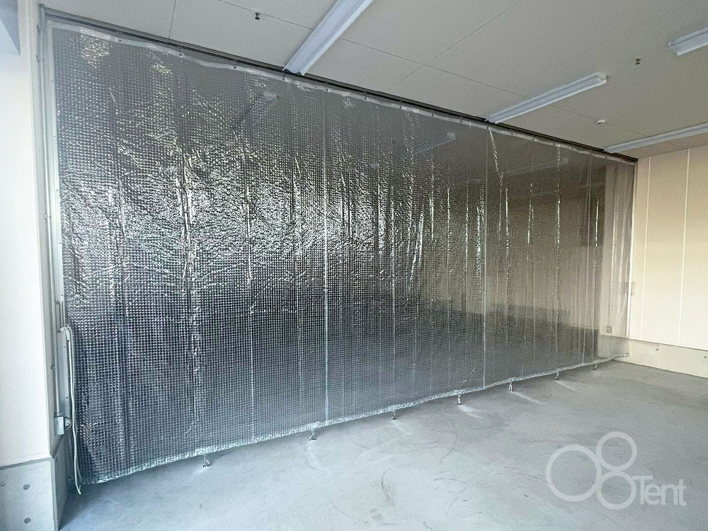 洗車スペースに水はね防止用の透明カーテンを施工｜神奈川県横浜市