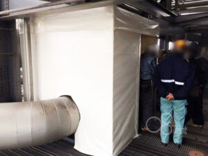 間仕切りブースを工場設備を覆うように施工