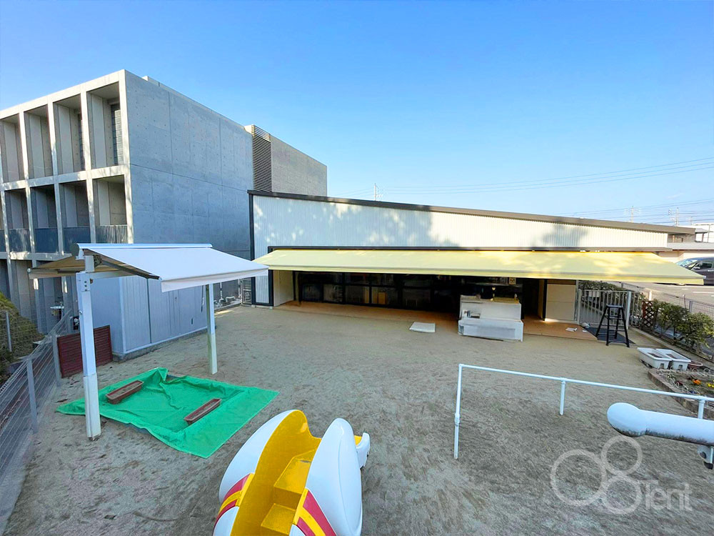 砂場エリアのダブルオーニング＋保育室テラスの幅広オーニング｜愛知県長久手市