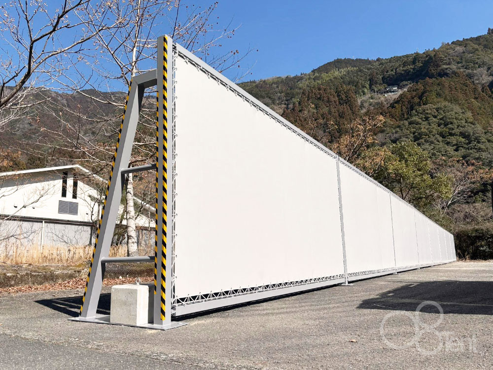 全長40mの大規模防塵間仕切りフェンス施工｜給食センターへの埃飛散を徹底防止（高知県仁淀川町）