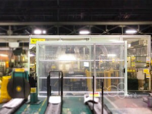 工場内に間仕切り用のアコーディオンドアを施工