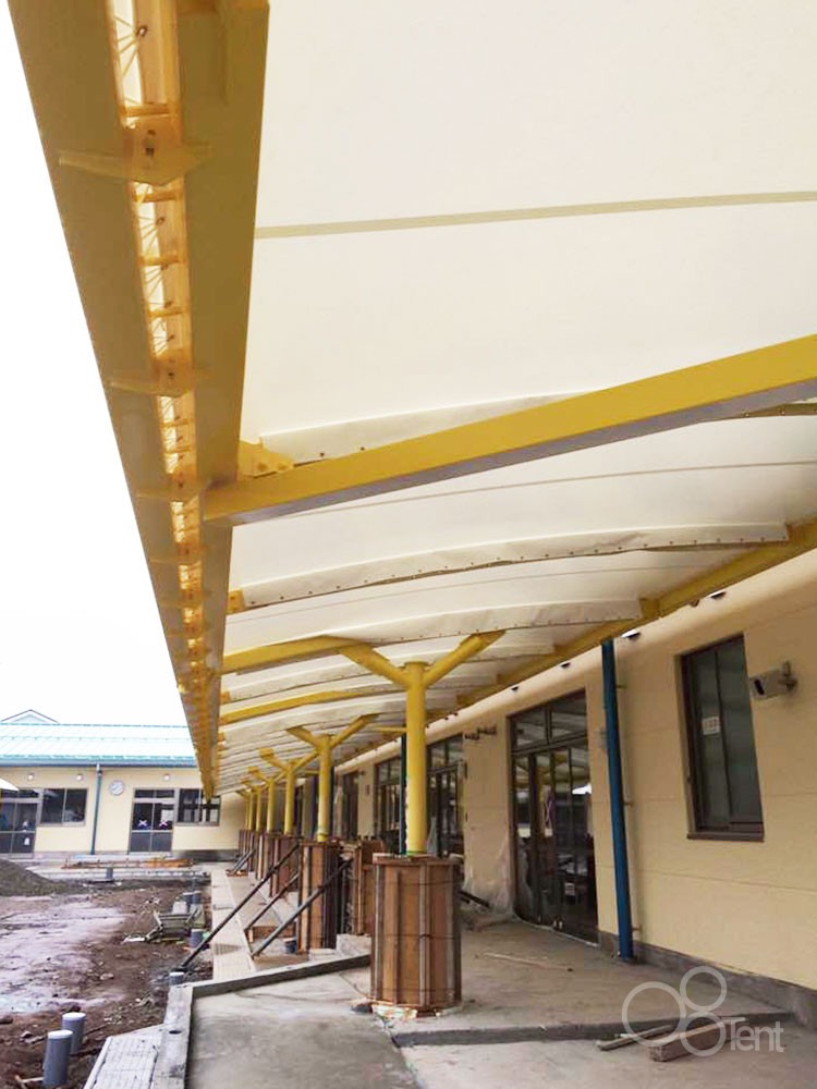 保育園1階にテラス屋根テント（通路テント）を新設