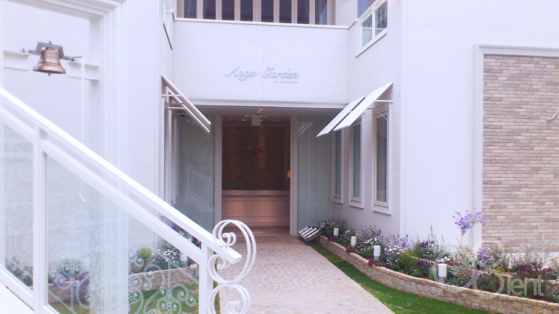 パネル型の庇テント（店舗用テント）を結婚式場に施工