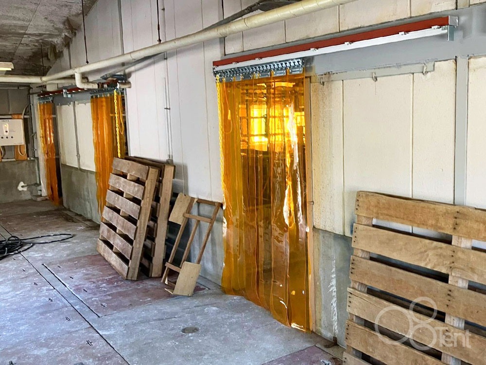 のれんビニールカーテンを農場試験場に施工