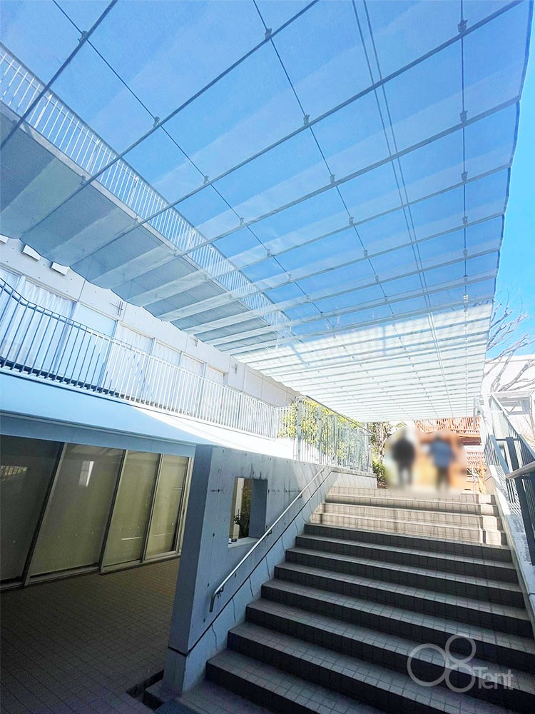 開閉式シェード+オーニングを幼稚園・階段通路の日よけ用に施工|東京都豊島区