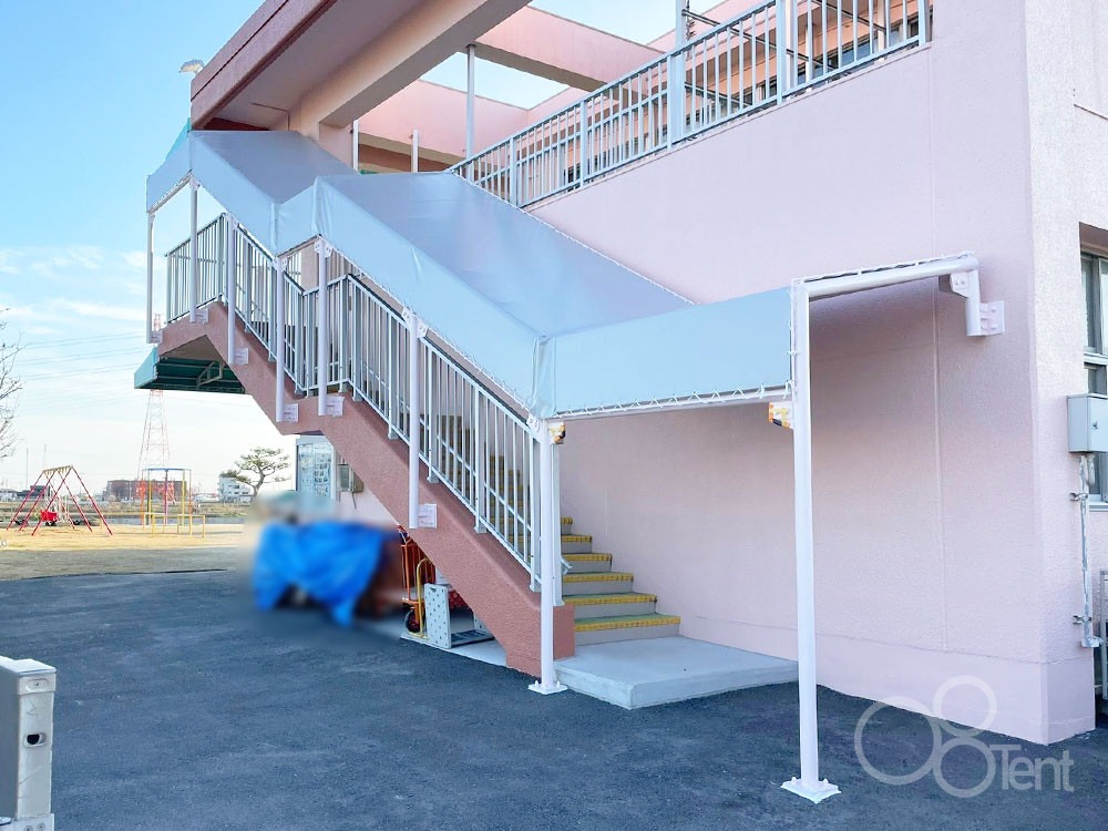 こども園の外階段に雨よけ屋根を施工