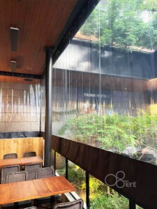 飲食スペース防風用の透明カーテンのシート張替え・改修工事｜東京都