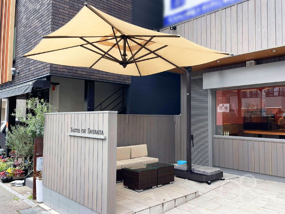 ハンギングパラソルをパティスリーのテラスに設置｜愛知県名古屋市