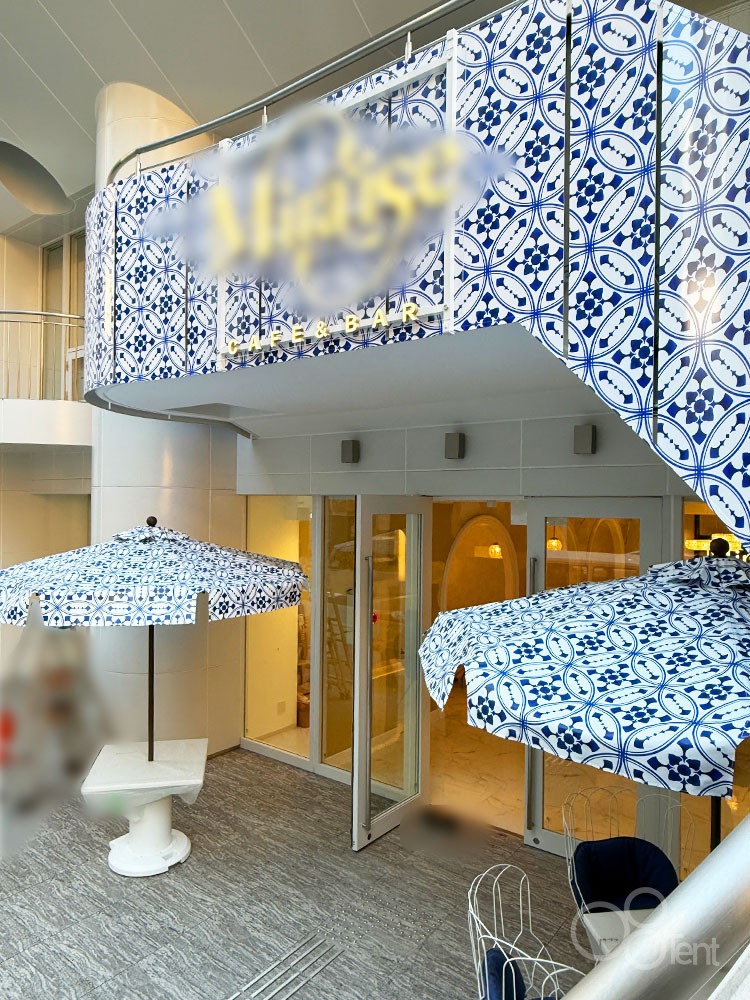 横から店舗外装・パラソルをみた様子