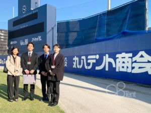 南山大学留学生インターンシップを実施―弊社広告を掲出するナゴヤ球場を若手社員と視察